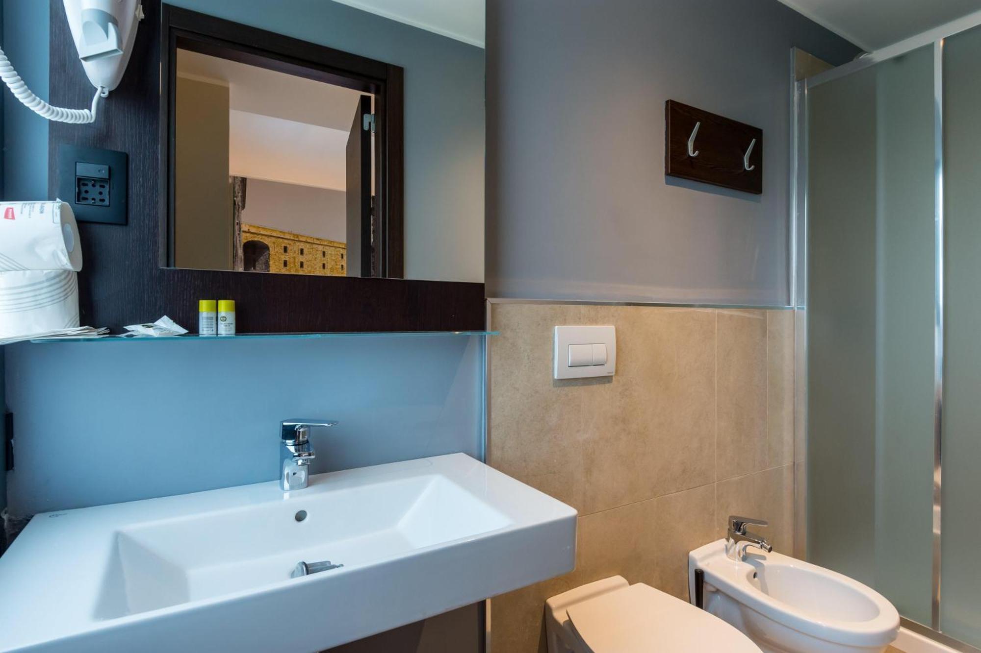 B&B Hotel Savona Esterno foto